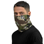 Cache-cou camouflage Target Baits porté sur le nez et le cou par un homme.