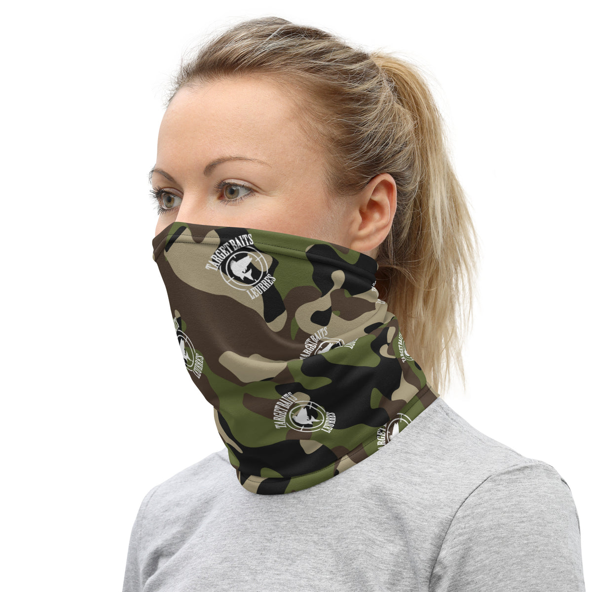 Cache-cou camouflage Target Baits porté sur le nez et le cou par une femme.