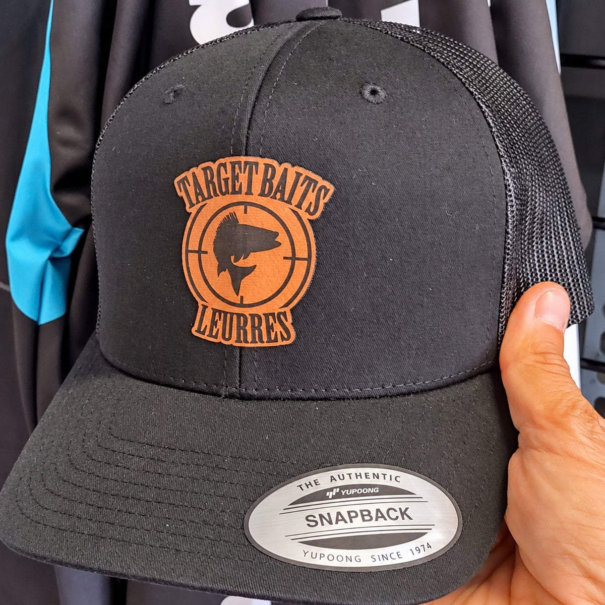 Casquette Trucker noire avec écusson Target Baits brun.
