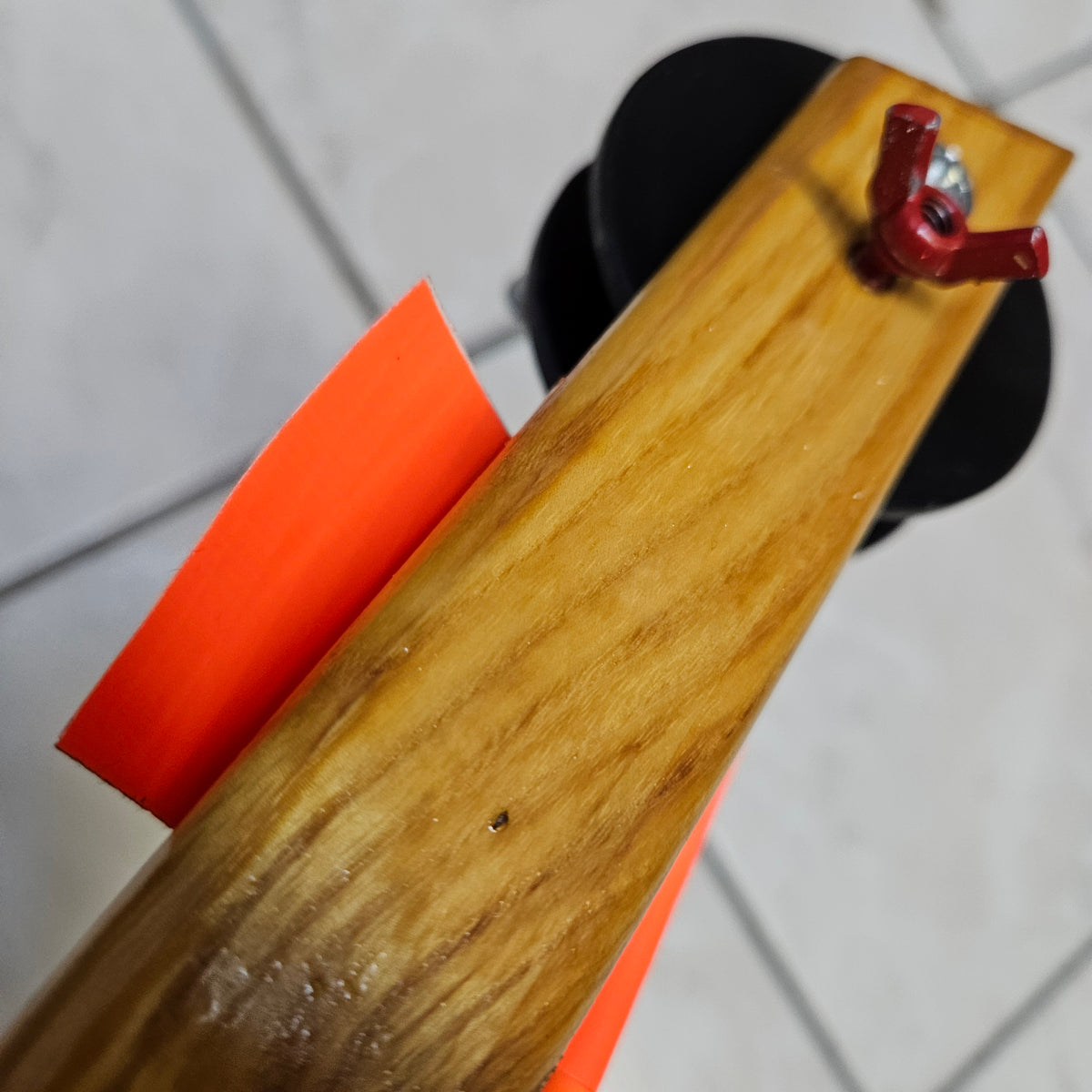 Détail du corps en bois, de la bobine et du drapeau orange de la Brimbale Sentinelle.