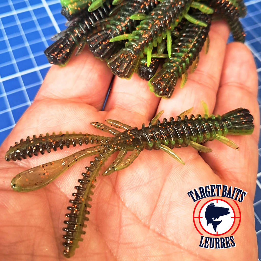 Leurres Mini Craw Bibitte verts et bruns présentés dans une main.