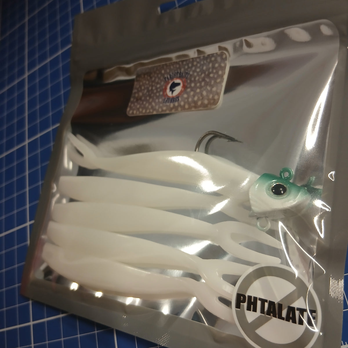 Sachet de leurres Swimmy Fuzz Spécial Grise blancs montés sur têtes de jig.