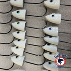 Têtes de jig Shad 3D blanches alignées en deux rangées.