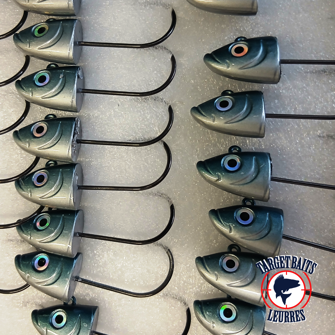 Têtes de jig Shad 3D vertes et bleues de différents formats alignées.