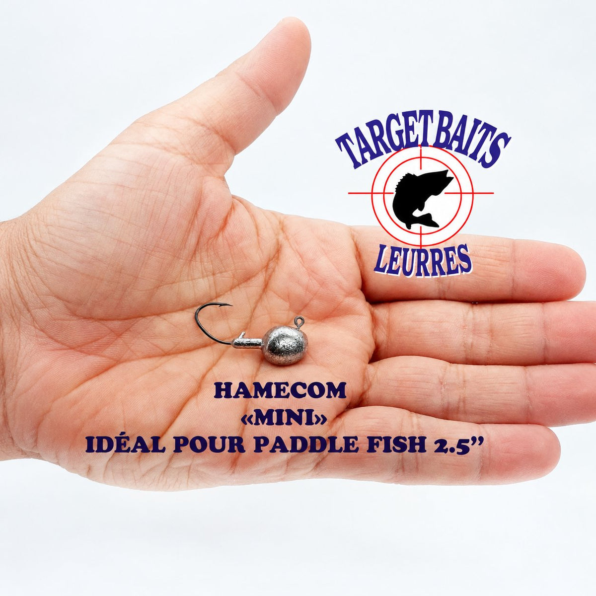 Tête de jig Walleye non peinte avec petit hameçon, présentée dans une main.